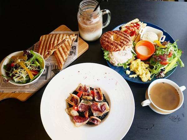 Muni Brunch：Muni Brunch-台中車站附近早午餐  店內裝潢超可愛  餐點精緻好吃又實惠  再訪率高到爆棚