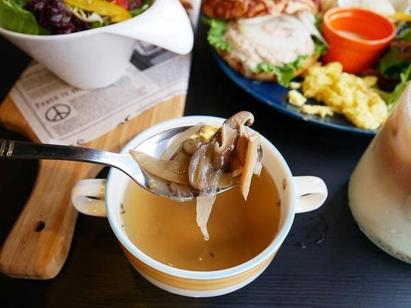 Muni Brunch：Muni Brunch-台中車站附近早午餐  店內裝潢超可愛  餐點精緻好吃又實惠  再訪率高到爆棚