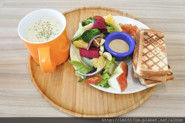 【台中北區】有手作蛋餅、燉飯、熱壓吐司、貓咪。來段悠閒的輕食早午餐時光吧~ (寵物友善餐廳)『双黄Envy Day』