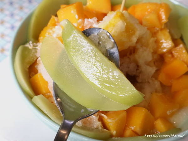 飛冰菓室:台中美食│飛冰菓室〃藏在臺中市眷村文物館裡的冰菓室,IG熱門打卡景點之一~