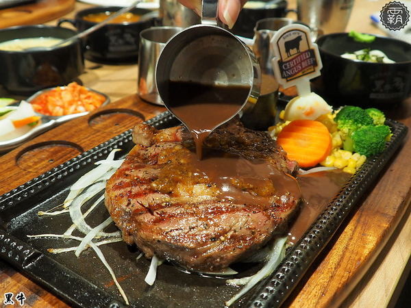 黑牛炭火岩燒牛排: 黑牛炭火岩燒牛排,炭烤香氣逼人,牛肉多汁又香甜~自助吧羅宋湯好多牛肉塊記得多喝幾碗~