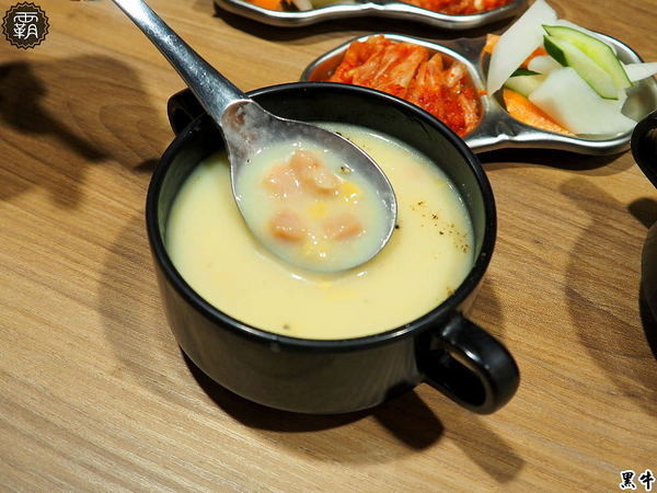 黑牛炭火岩燒牛排: 黑牛炭火岩燒牛排,炭烤香氣逼人,牛肉多汁又香甜~自助吧羅宋湯好多牛肉塊記得多喝幾碗~