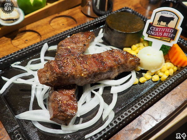 黑牛炭火岩燒牛排: 黑牛炭火岩燒牛排,炭烤香氣逼人,牛肉多汁又香甜~自助吧羅宋湯好多牛肉塊記得多喝幾碗~