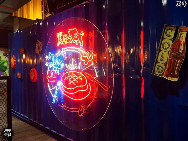 黑牛炭火岩燒牛排: 黑牛炭火岩燒牛排,炭烤香氣逼人,牛肉多汁又香甜~自助吧羅宋湯好多牛肉塊記得多喝幾碗~