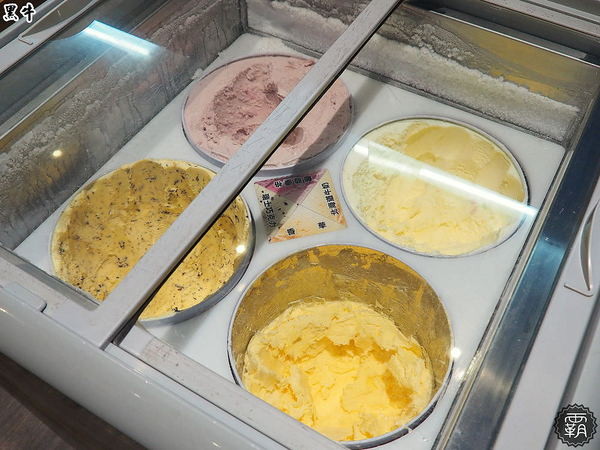 黑牛炭火岩燒牛排: 黑牛炭火岩燒牛排,炭烤香氣逼人,牛肉多汁又香甜~自助吧羅宋湯好多牛肉塊記得多喝幾碗~