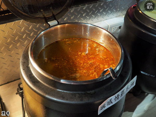 黑牛炭火岩燒牛排: 黑牛炭火岩燒牛排,炭烤香氣逼人,牛肉多汁又香甜~自助吧羅宋湯好多牛肉塊記得多喝幾碗~