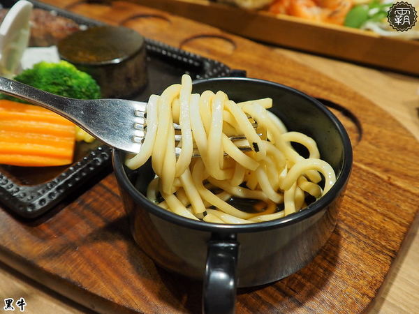 黑牛炭火岩燒牛排: 黑牛炭火岩燒牛排,炭烤香氣逼人,牛肉多汁又香甜~自助吧羅宋湯好多牛肉塊記得多喝幾碗~