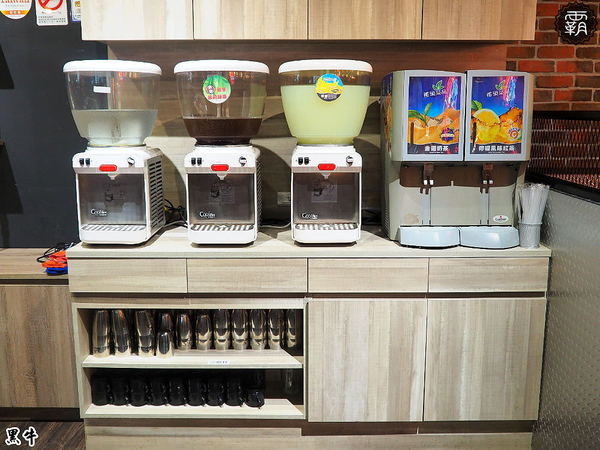 黑牛炭火岩燒牛排: 黑牛炭火岩燒牛排,炭烤香氣逼人,牛肉多汁又香甜~自助吧羅宋湯好多牛肉塊記得多喝幾碗~