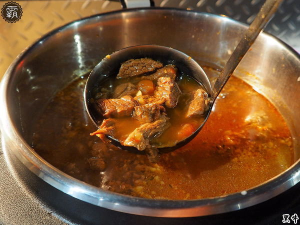 黑牛炭火岩燒牛排: 黑牛炭火岩燒牛排,炭烤香氣逼人,牛肉多汁又香甜~自助吧羅宋湯好多牛肉塊記得多喝幾碗~