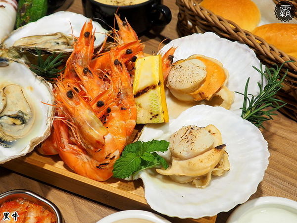 黑牛炭火岩燒牛排: 黑牛炭火岩燒牛排,炭烤香氣逼人,牛肉多汁又香甜~自助吧羅宋湯好多牛肉塊記得多喝幾碗~