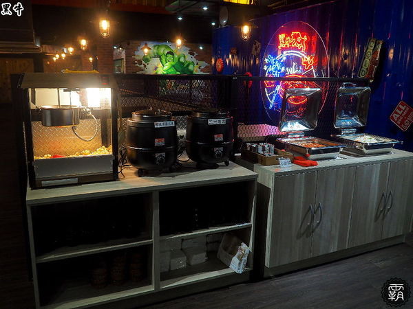 黑牛炭火岩燒牛排: 黑牛炭火岩燒牛排,炭烤香氣逼人,牛肉多汁又香甜~自助吧羅宋湯好多牛肉塊記得多喝幾碗~