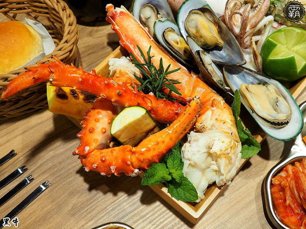 黑牛炭火岩燒牛排: 黑牛炭火岩燒牛排,炭烤香氣逼人,牛肉多汁又香甜~自助吧羅宋湯好多牛肉塊記得多喝幾碗~