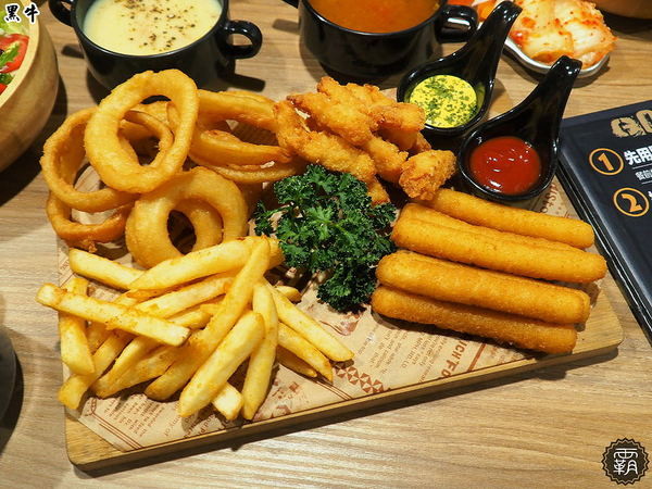 黑牛炭火岩燒牛排: 黑牛炭火岩燒牛排,炭烤香氣逼人,牛肉多汁又香甜~自助吧羅宋湯好多牛肉塊記得多喝幾碗~