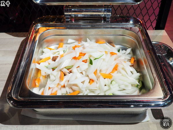 黑牛炭火岩燒牛排: 黑牛炭火岩燒牛排,炭烤香氣逼人,牛肉多汁又香甜~自助吧羅宋湯好多牛肉塊記得多喝幾碗~