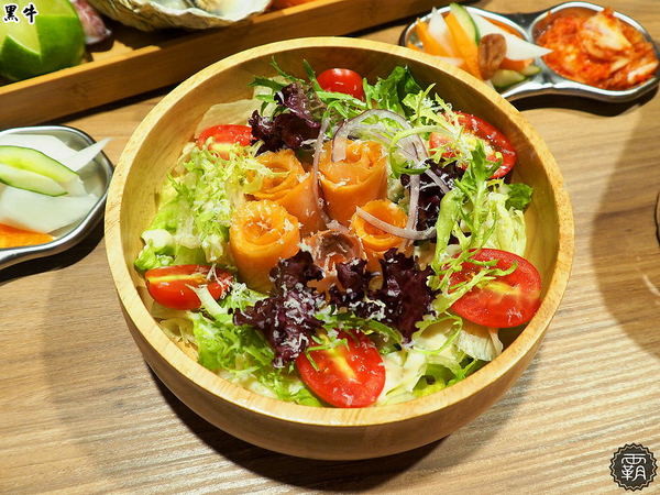 黑牛炭火岩燒牛排: 黑牛炭火岩燒牛排,炭烤香氣逼人,牛肉多汁又香甜~自助吧羅宋湯好多牛肉塊記得多喝幾碗~