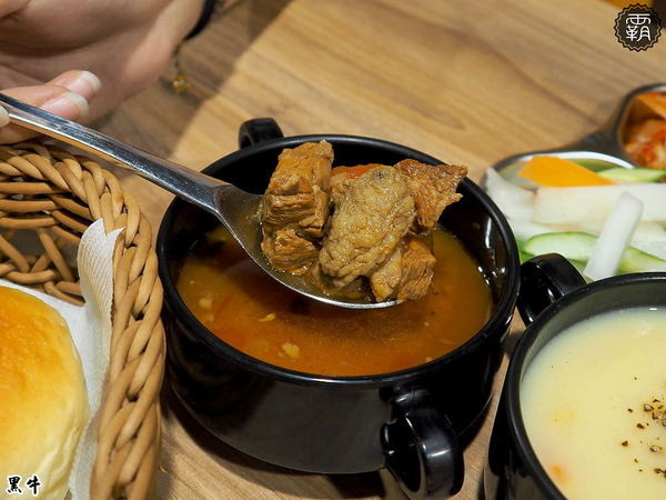 黑牛炭火岩燒牛排: 黑牛炭火岩燒牛排,炭烤香氣逼人,牛肉多汁又香甜~自助吧羅宋湯好多牛肉塊記得多喝幾碗~