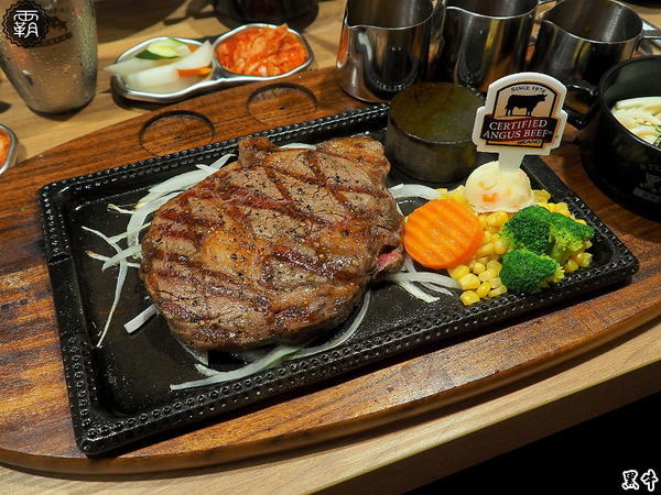 黑牛炭火岩燒牛排: 黑牛炭火岩燒牛排,炭烤香氣逼人,牛肉多汁又香甜~自助吧羅宋湯好多牛肉塊記得多喝幾碗~
