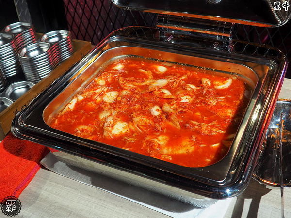 黑牛炭火岩燒牛排: 黑牛炭火岩燒牛排,炭烤香氣逼人,牛肉多汁又香甜~自助吧羅宋湯好多牛肉塊記得多喝幾碗~