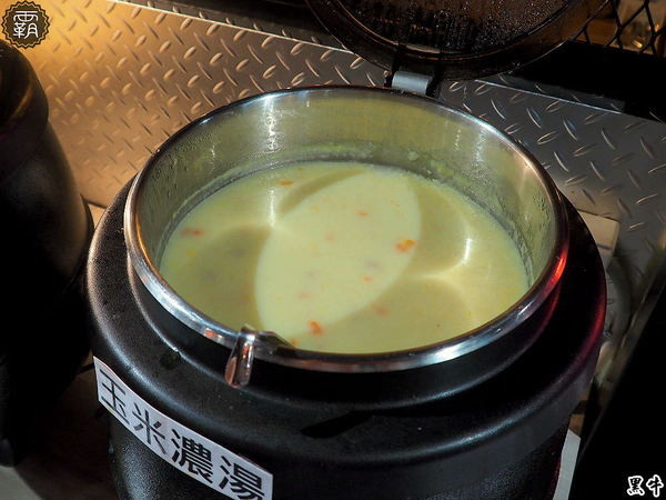 黑牛炭火岩燒牛排: 黑牛炭火岩燒牛排,炭烤香氣逼人,牛肉多汁又香甜~自助吧羅宋湯好多牛肉塊記得多喝幾碗~