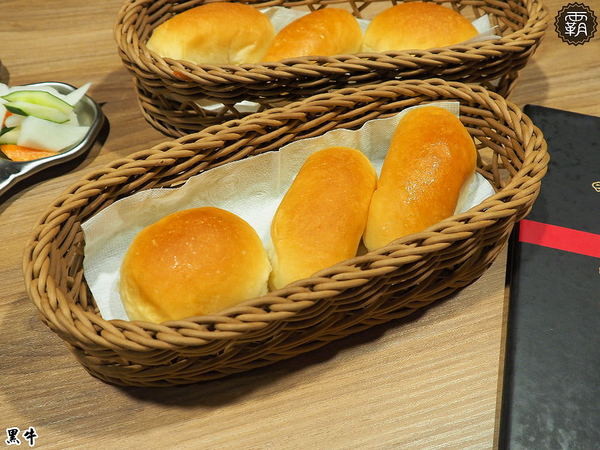 黑牛炭火岩燒牛排: 黑牛炭火岩燒牛排,炭烤香氣逼人,牛肉多汁又香甜~自助吧羅宋湯好多牛肉塊記得多喝幾碗~