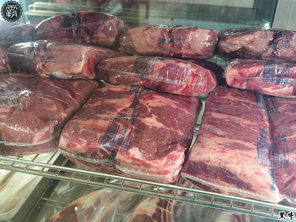 黑牛炭火岩燒牛排: 黑牛炭火岩燒牛排,炭烤香氣逼人,牛肉多汁又香甜~自助吧羅宋湯好多牛肉塊記得多喝幾碗~