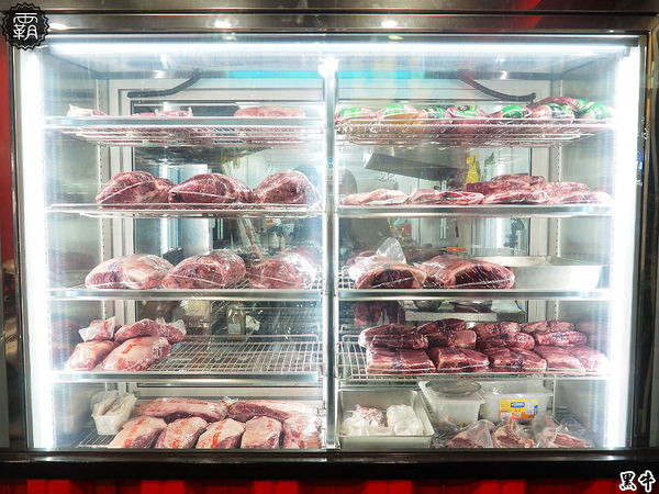 黑牛炭火岩燒牛排: 黑牛炭火岩燒牛排,炭烤香氣逼人,牛肉多汁又香甜~自助吧羅宋湯好多牛肉塊記得多喝幾碗~