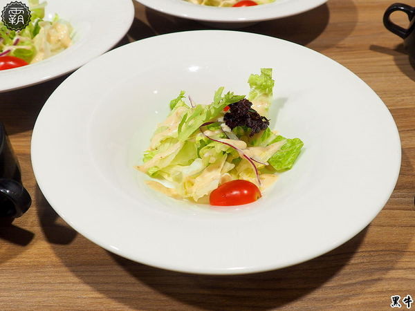 黑牛炭火岩燒牛排: 黑牛炭火岩燒牛排,炭烤香氣逼人,牛肉多汁又香甜~自助吧羅宋湯好多牛肉塊記得多喝幾碗~