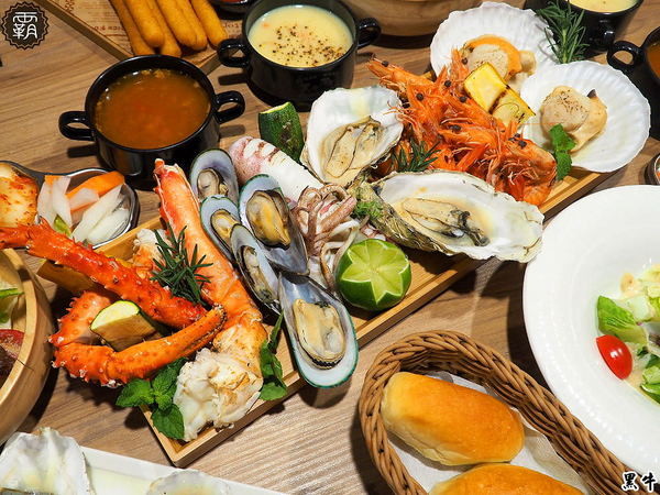 黑牛炭火岩燒牛排: 黑牛炭火岩燒牛排,炭烤香氣逼人,牛肉多汁又香甜~自助吧羅宋湯好多牛肉塊記得多喝幾碗~