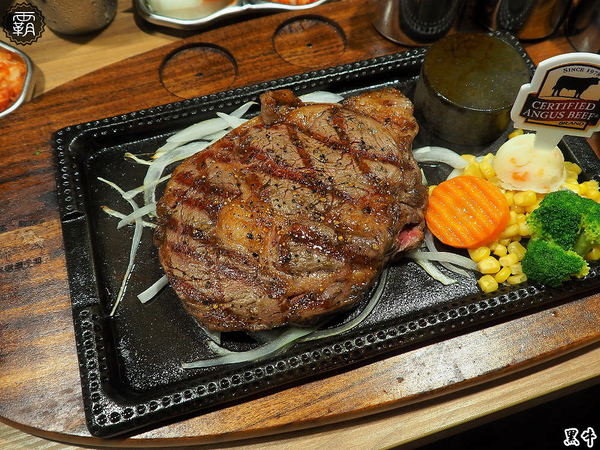 黑牛炭火岩燒牛排: 黑牛炭火岩燒牛排,炭烤香氣逼人,牛肉多汁又香甜~自助吧羅宋湯好多牛肉塊記得多喝幾碗~