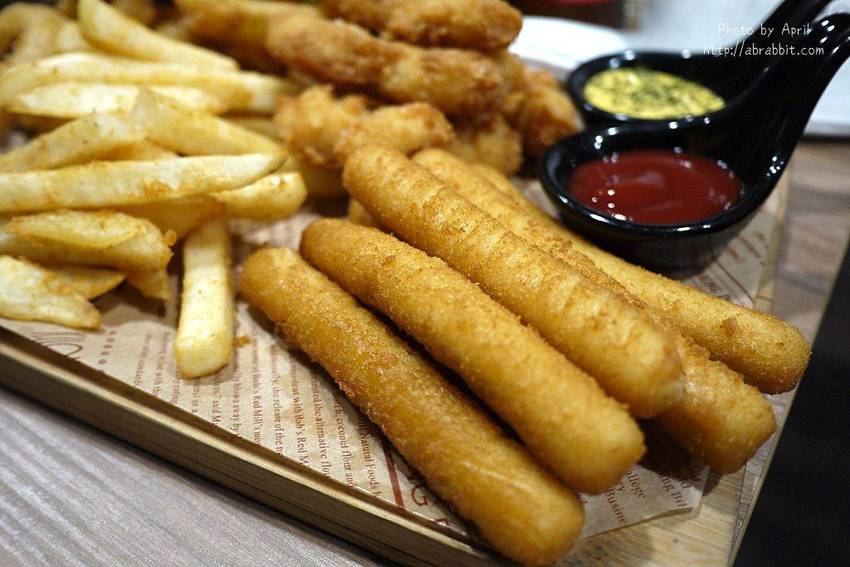 台中牛排推薦|黑牛炭火岩燒牛排-肉質超棒的冷藏熟成牛肉,自助吧無限供應 - 純粹