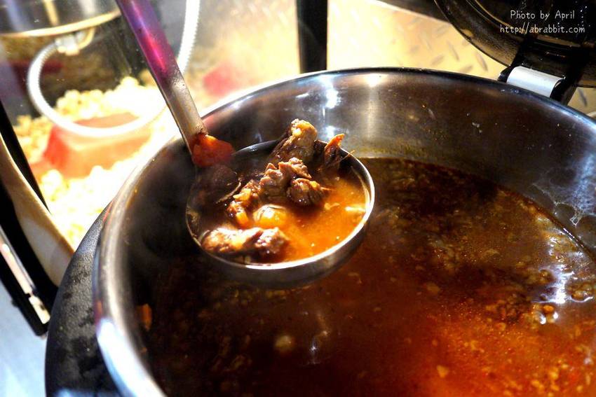 台中牛排推薦|黑牛炭火岩燒牛排-肉質超棒的冷藏熟成牛肉,自助吧無限供應 - 純粹