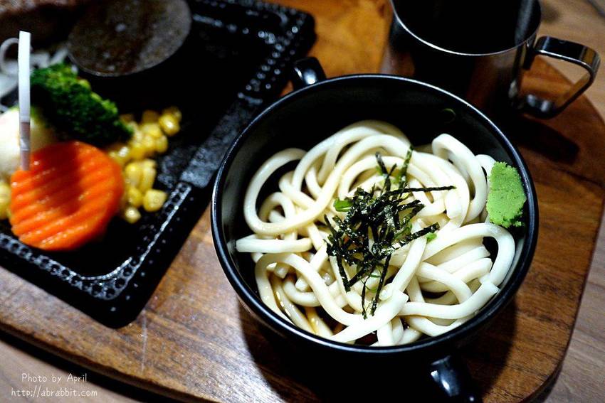 台中牛排推薦|黑牛炭火岩燒牛排-肉質超棒的冷藏熟成牛肉,自助吧無限供應 - 純粹