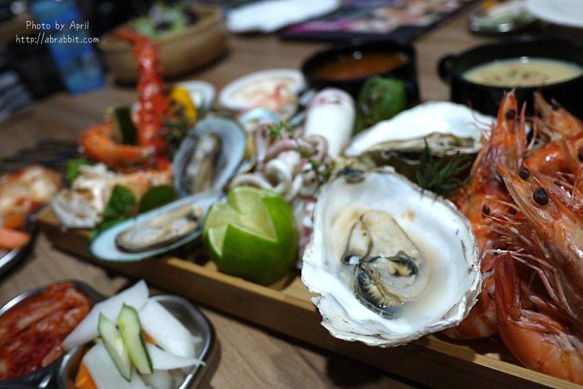 台中牛排推薦|黑牛炭火岩燒牛排-肉質超棒的冷藏熟成牛肉,自助吧無限供應 - 純粹