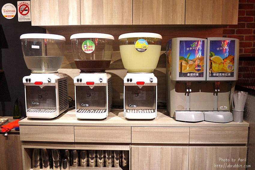 台中牛排推薦|黑牛炭火岩燒牛排-肉質超棒的冷藏熟成牛肉,自助吧無限供應 - 純粹