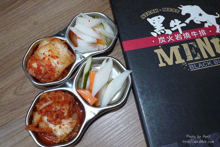 台中牛排推薦|黑牛炭火岩燒牛排-肉質超棒的冷藏熟成牛肉,自助吧無限供應 - 純粹