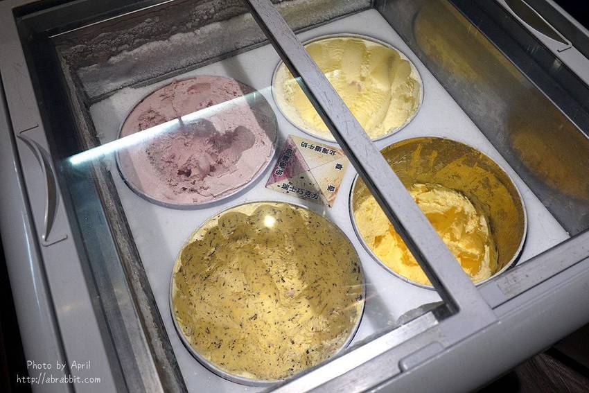 台中牛排推薦|黑牛炭火岩燒牛排-肉質超棒的冷藏熟成牛肉,自助吧無限供應 - 純粹