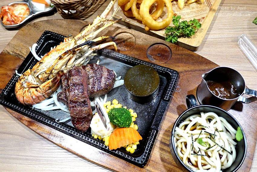 台中牛排推薦|黑牛炭火岩燒牛排-肉質超棒的冷藏熟成牛肉,自助吧無限供應 - 純粹