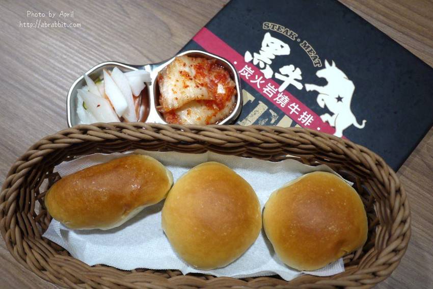 台中牛排推薦|黑牛炭火岩燒牛排-肉質超棒的冷藏熟成牛肉,自助吧無限供應 - 純粹