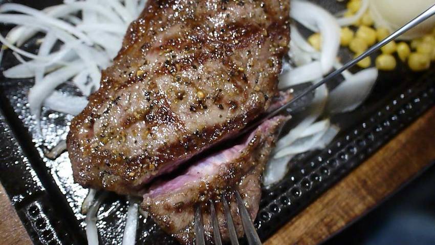 台中牛排推薦|黑牛炭火岩燒牛排-肉質超棒的冷藏熟成牛肉,自助吧無限供應 - 純粹