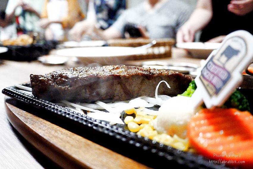 台中牛排推薦|黑牛炭火岩燒牛排-肉質超棒的冷藏熟成牛肉,自助吧無限供應 - 純粹