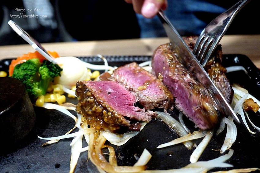 台中牛排推薦|黑牛炭火岩燒牛排-肉質超棒的冷藏熟成牛肉,自助吧無限供應 - 純粹