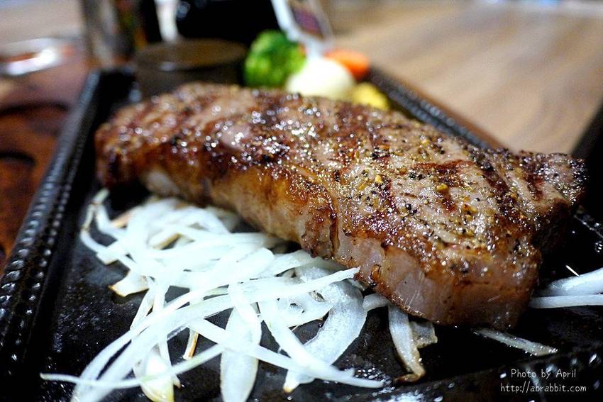 台中牛排推薦|黑牛炭火岩燒牛排-肉質超棒的冷藏熟成牛肉,自助吧無限供應 - 純粹