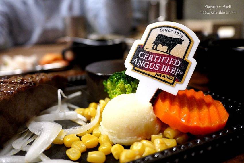 台中牛排推薦|黑牛炭火岩燒牛排-肉質超棒的冷藏熟成牛肉,自助吧無限供應 - 純粹