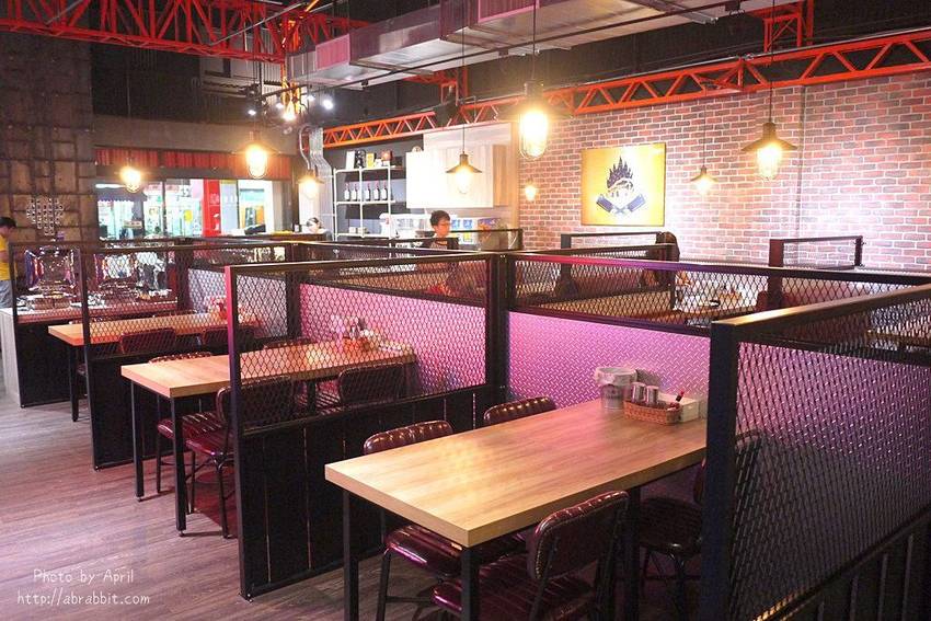 台中牛排推薦|黑牛炭火岩燒牛排-肉質超棒的冷藏熟成牛肉,自助吧無限供應 - 純粹