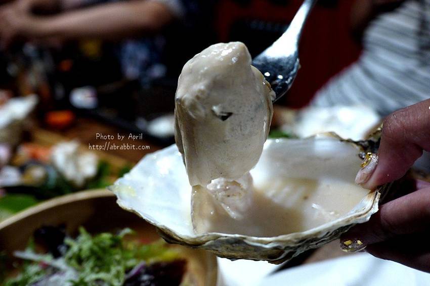 台中牛排推薦|黑牛炭火岩燒牛排-肉質超棒的冷藏熟成牛肉,自助吧無限供應 - 純粹