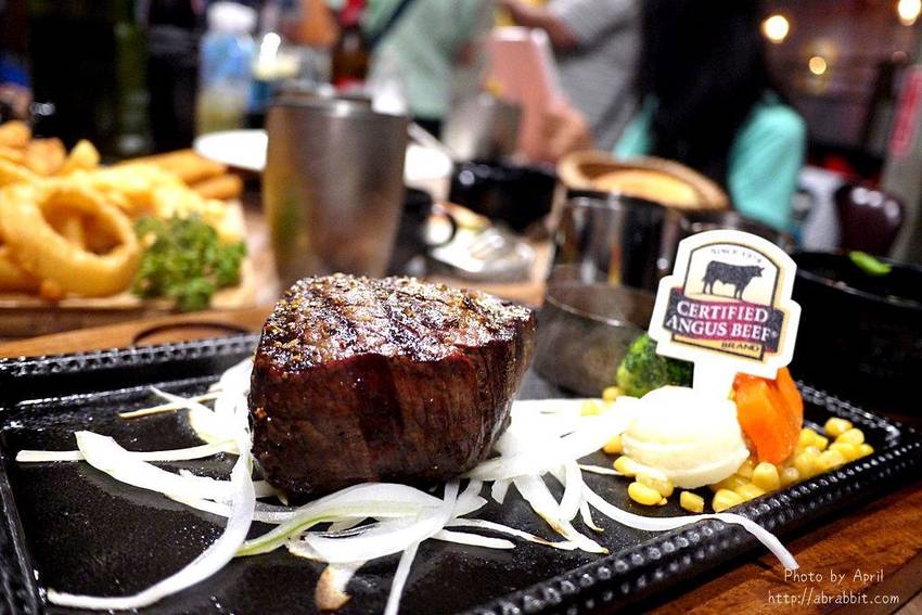 台中牛排推薦|黑牛炭火岩燒牛排-肉質超棒的冷藏熟成牛肉,自助吧無限供應 - 純粹