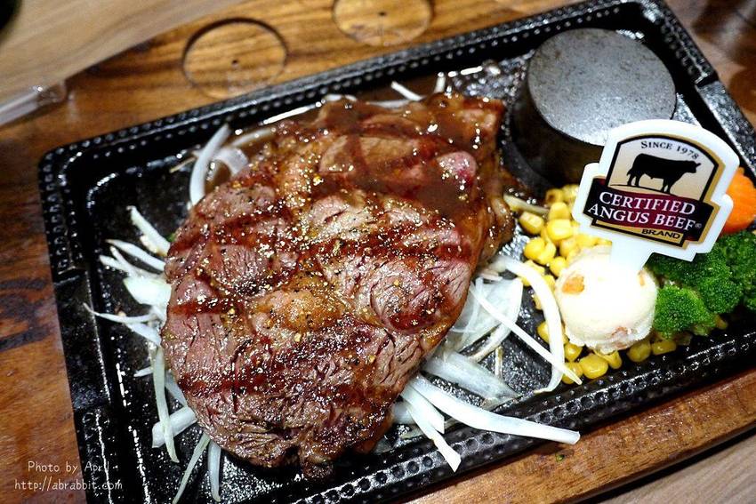 台中牛排推薦|黑牛炭火岩燒牛排-肉質超棒的冷藏熟成牛肉,自助吧無限供應 - 純粹