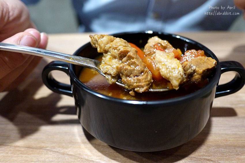 台中牛排推薦|黑牛炭火岩燒牛排-肉質超棒的冷藏熟成牛肉,自助吧無限供應 - 純粹