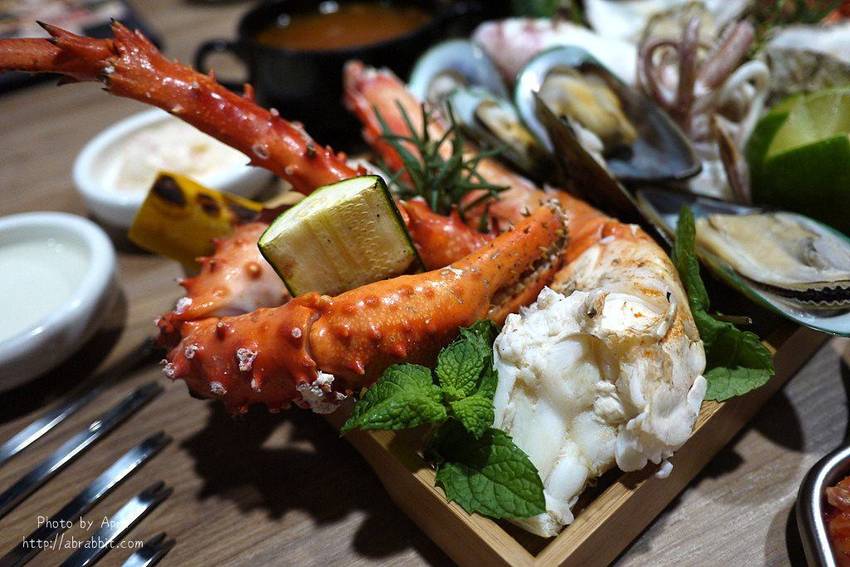 台中牛排推薦|黑牛炭火岩燒牛排-肉質超棒的冷藏熟成牛肉,自助吧無限供應 - 純粹