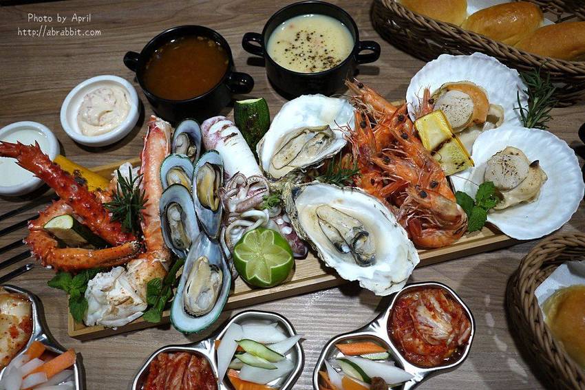 台中牛排推薦|黑牛炭火岩燒牛排-肉質超棒的冷藏熟成牛肉,自助吧無限供應 - 純粹